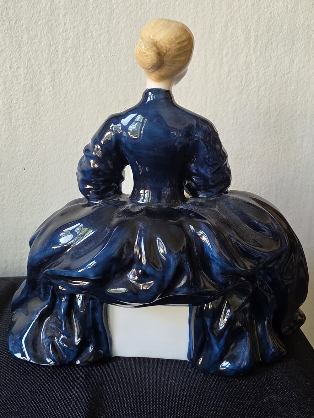 Royal Doulton Figurine Laurianne HN 2719 - Picture 2 of 3